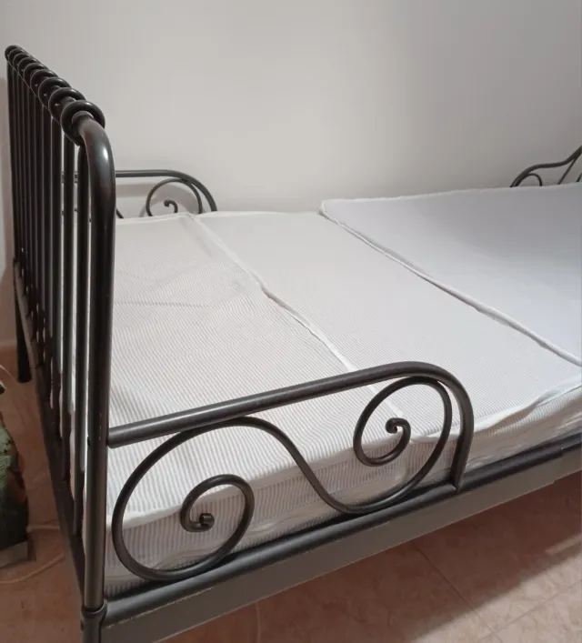 Estructura de cama de metal negra.