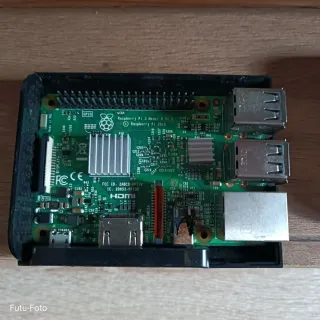 Raspberry Pi 3 Model B V1.2 con carcasa