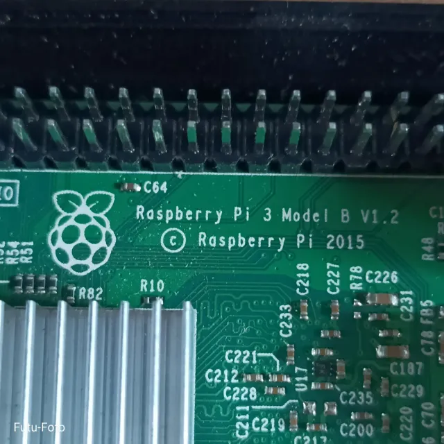 Raspberry Pi 3 Model B V1.2 con carcasa