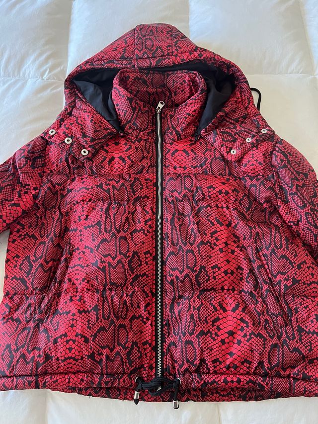 Chaquetón bomber Zara estampado serpiente
