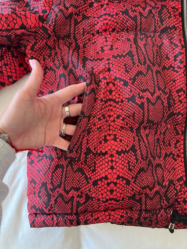 Chaquetón bomber Zara estampado serpiente