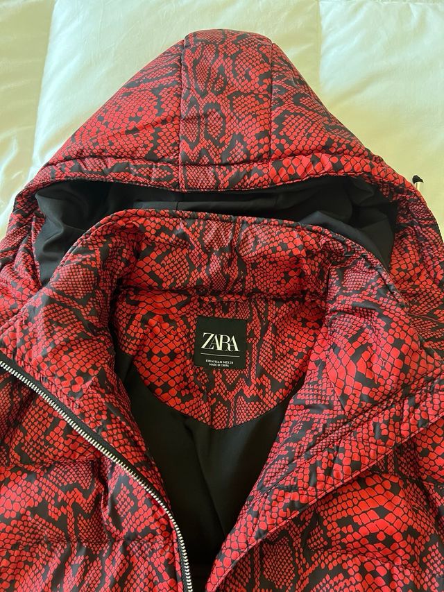Chaquetón bomber Zara estampado serpiente