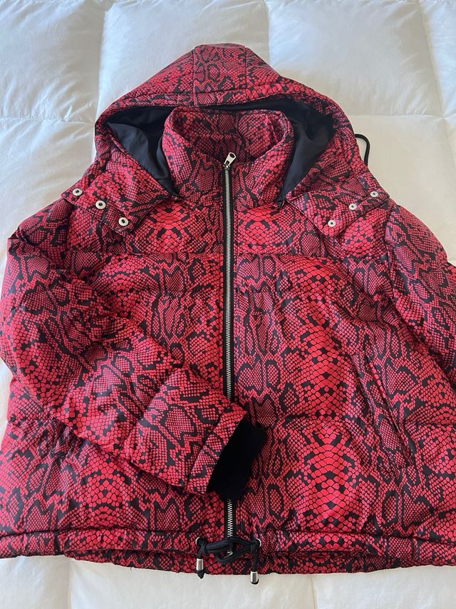 Chaquetón bomber Zara estampado serpiente