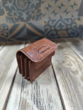 Cartera pequeña cuero marrón con pasador