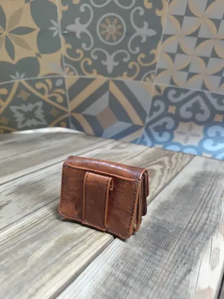 Cartera pequeña cuero marrón con pasador