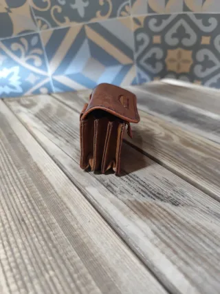 Cartera pequeña cuero marrón con pasador