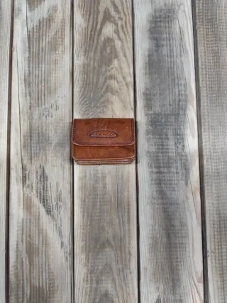 Cartera pequeña cuero marrón con pasador