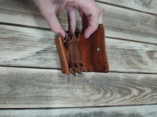 Cartera pequeña cuero marrón con pasador