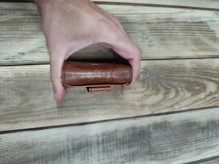 Cartera pequeña cuero marrón con pasador