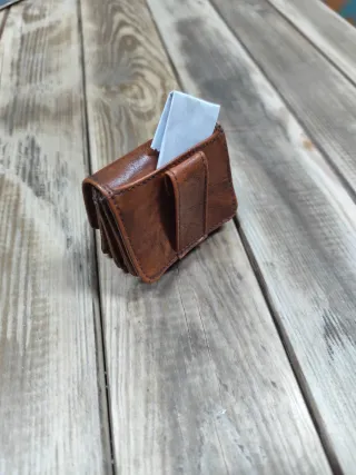 Cartera pequeña cuero marrón con pasador