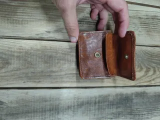 Cartera pequeña cuero marrón con pasador