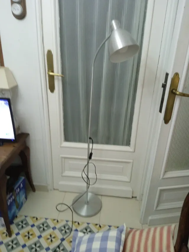 Lámpara de pie flexible metal