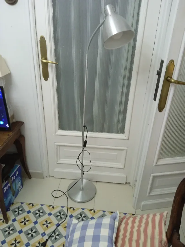 Lámpara de pie flexible metal