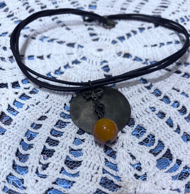 Collana con cordino in pelle e ciondolo vintage