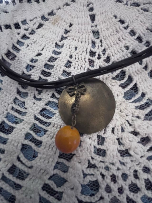 Collana con cordino in pelle e ciondolo vintage