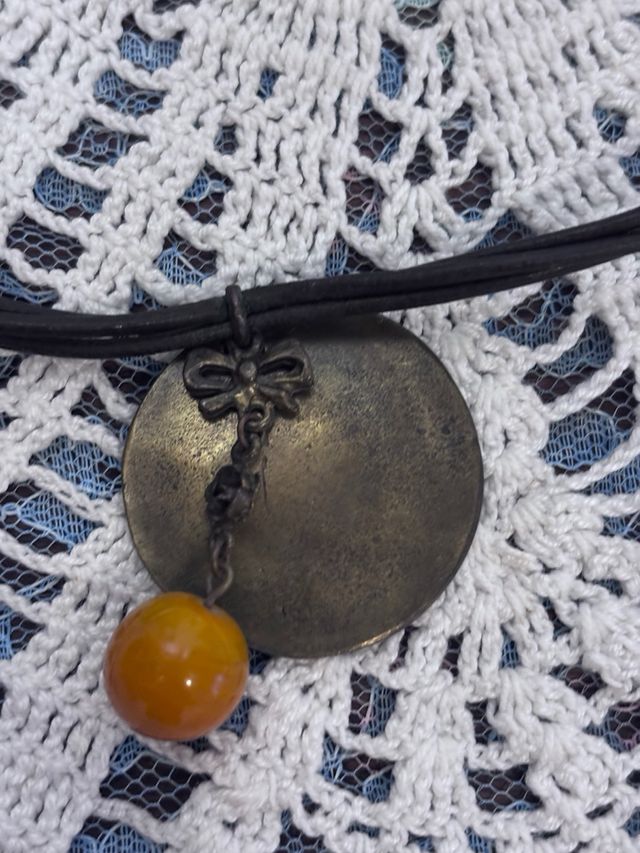 Collana con cordino in pelle e ciondolo vintage