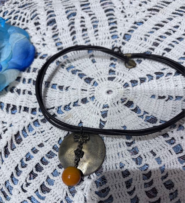 Collana con cordino in pelle e ciondolo vintage