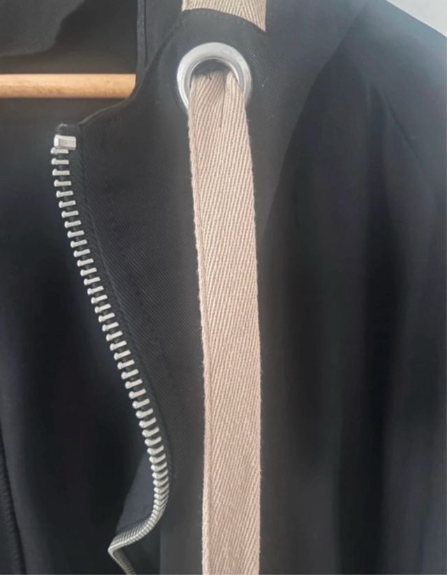 Chaqueta nueva de  Zara con capucha y cremallera