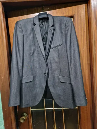 Americanas grises tallas XL por 5 euros la unidad.