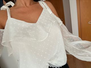 Blusa blanca con volantes y lazos