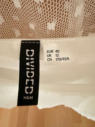 Blusa blanca con volantes y lazos