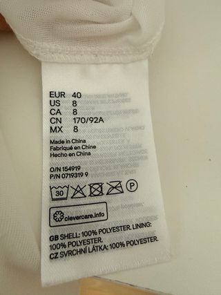 Blusa blanca con volantes y lazos