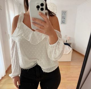 Blusa blanca con volantes y lazos