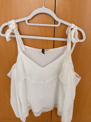 Blusa blanca con volantes y lazos