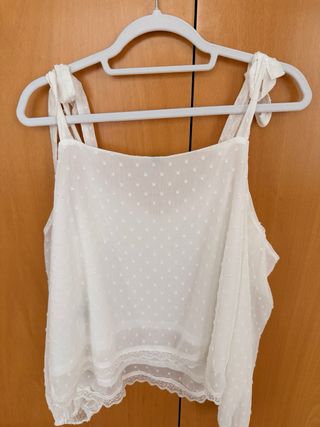 Blusa blanca con volantes y lazos