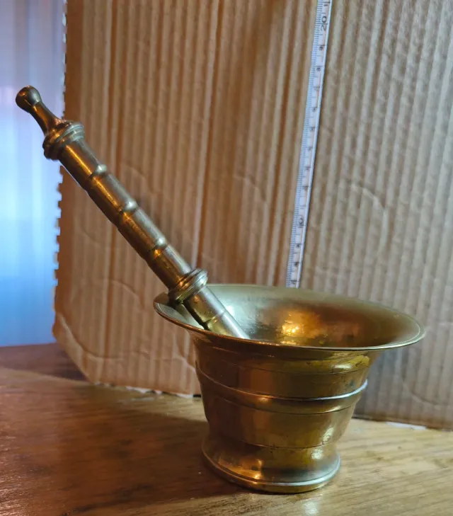 Mortero de latón antiguo