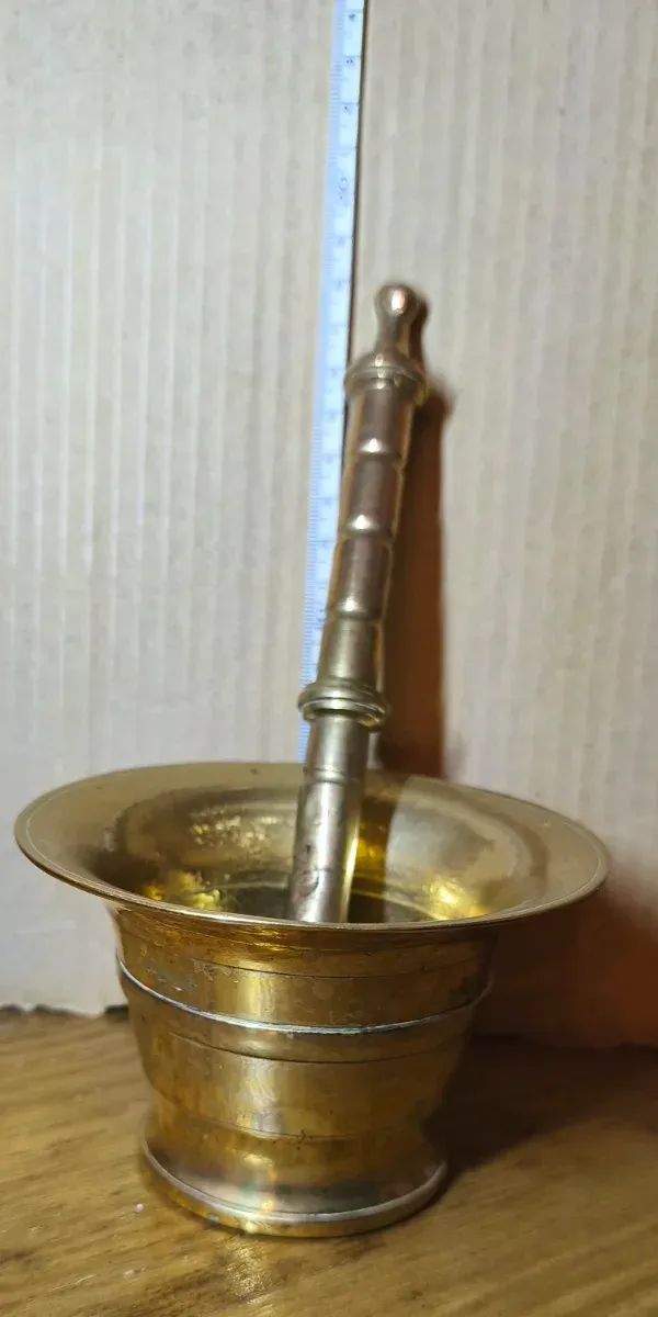 Mortero de latón antiguo