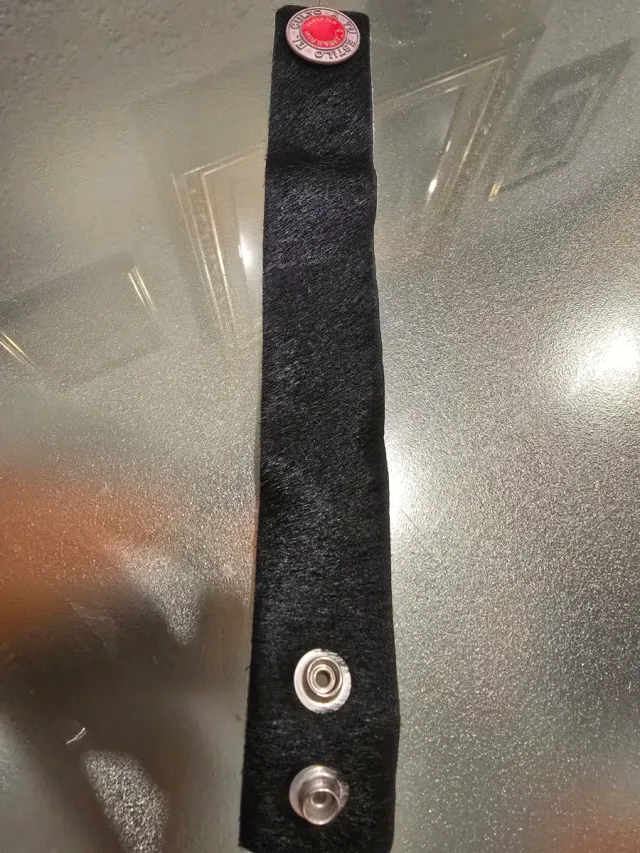 Pulsera Cimarron Piel Negra con Detalle Rojo