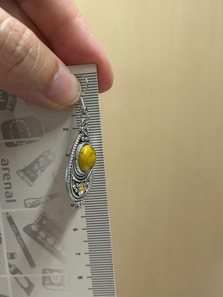Pendientes plateados con piedra amarilla