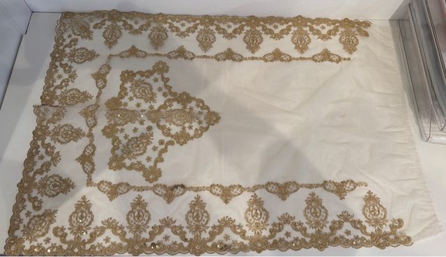 Manteletas doradas con bordado