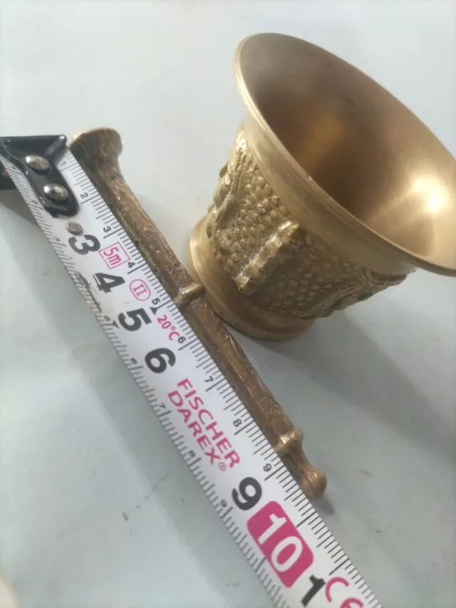 Almirez antiguo de bronce con mortero