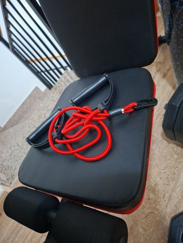 Banco de gimnasio negro y rojo