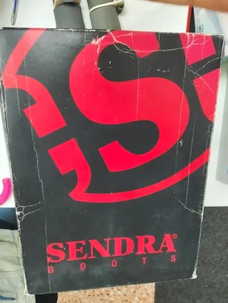 Botas Sendra Negras y Rojas