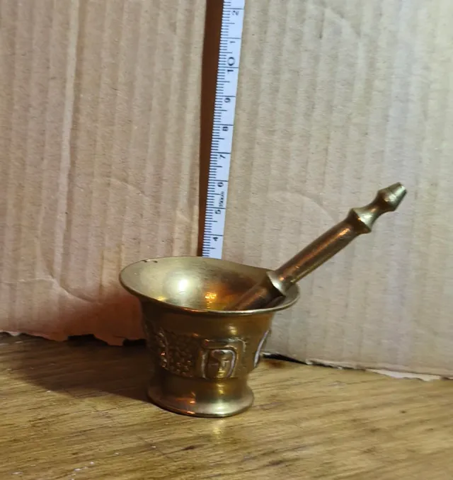 Mortero de latón con mano