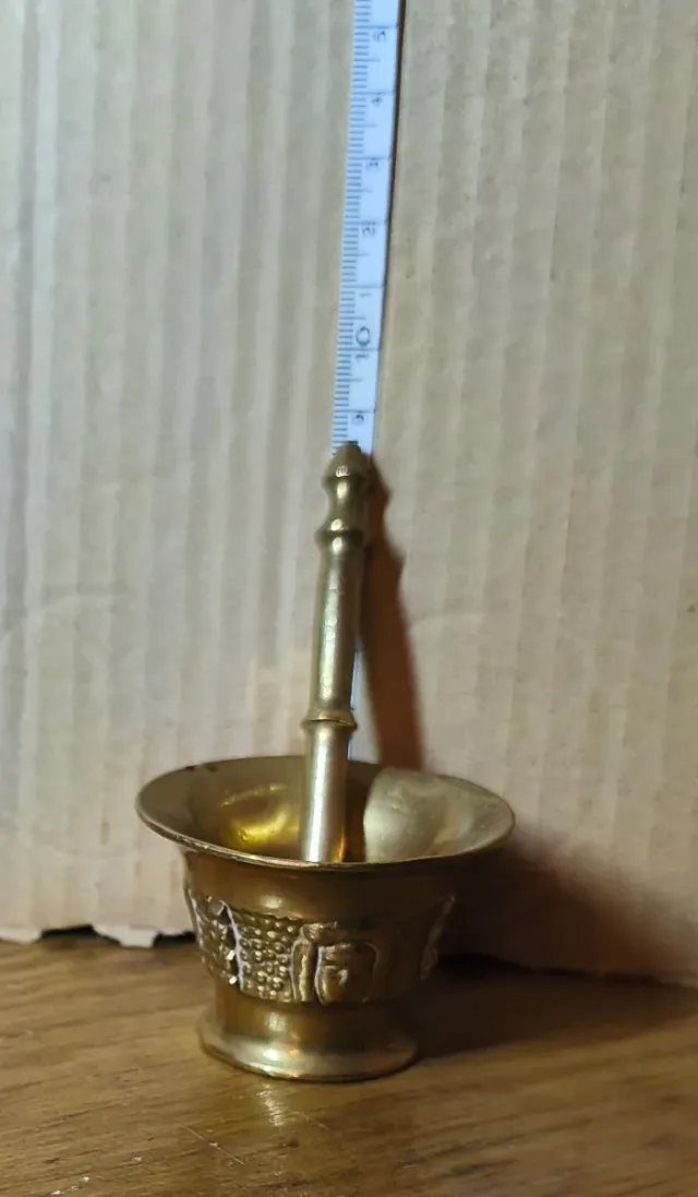 Mortero de latón con mano