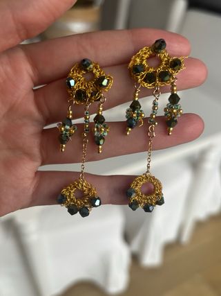 Pendientes hechos a mano oro y verde.