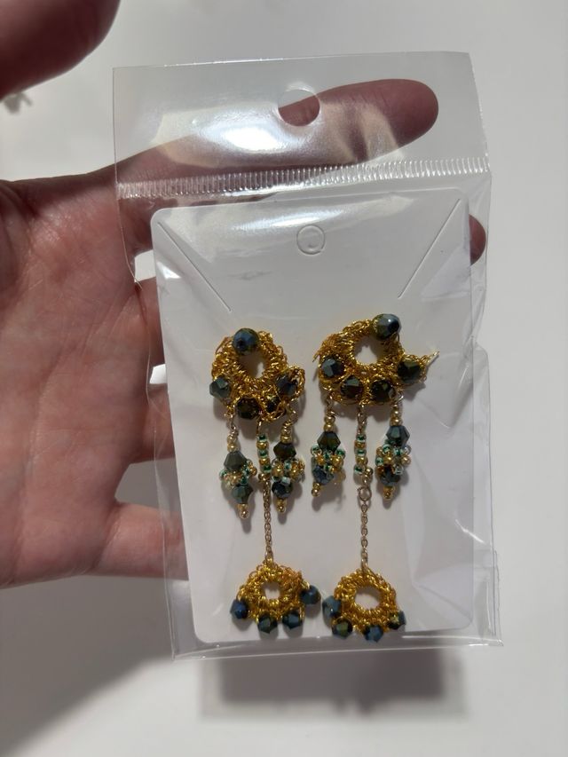 Pendientes hechos a mano oro y verde.