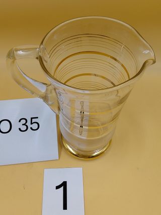 Brocca in vetro con decorazioni dorate