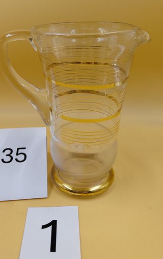 Brocca in vetro con decorazioni dorate