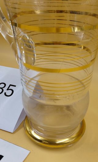 Brocca in vetro con decorazioni dorate