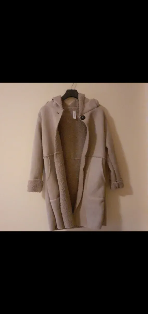 Cappotto beige con cappuccio