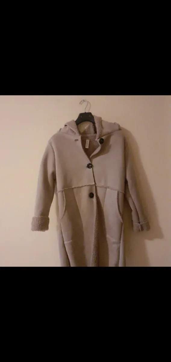 Cappotto beige con cappuccio