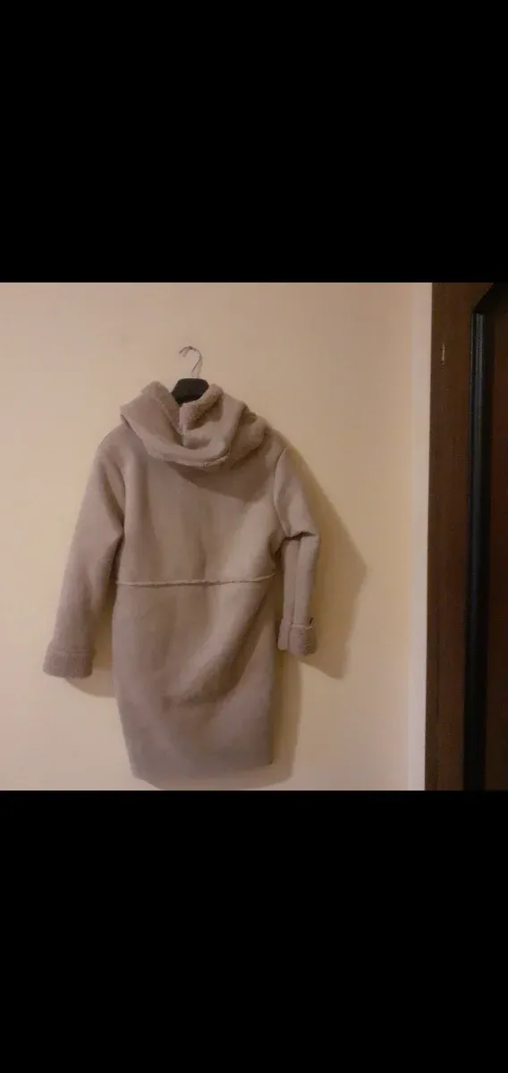 Cappotto beige con cappuccio
