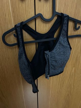 Top deportivo con cremallera frontal