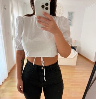 Blusa blanca crop top con lazada