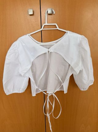 Blusa blanca crop top con lazada